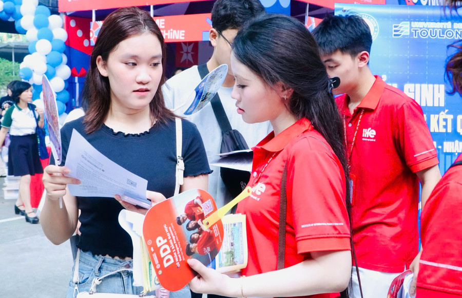 Học sinh tham dự Ngày hội lựa chọn nguyện vọng năm 2025. Ảnh: INT