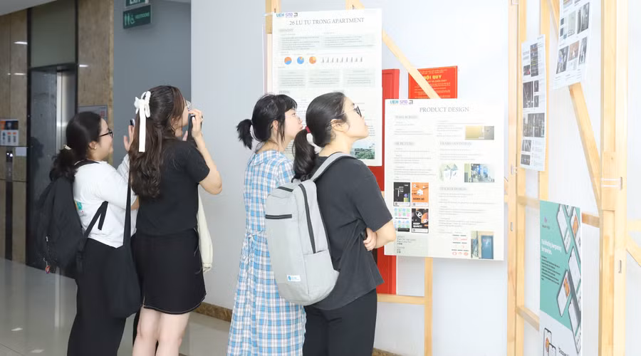 Sinh viên tham quan triển lãm nghệ thuật và công nghệ ArtTech Fusion tại Đại học Kinh tế TPHCM. Ảnh: UEH