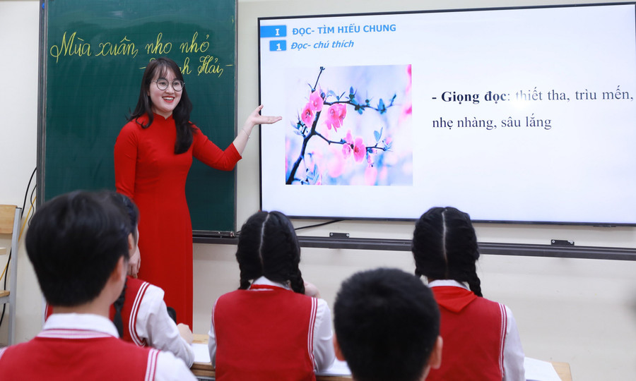 Cô, trò Trường THCS Chương Dương (Hồng Hà, Hà Nội) trong giờ học Ngữ văn. Ảnh: Đình Tuệ