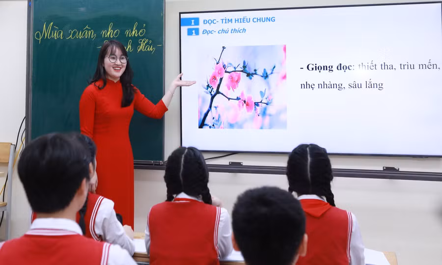 Cô, trò Trường THCS Chương Dương (Hồng Hà, Hà Nội) trong giờ học Ngữ văn. Ảnh: Đình Tuệ