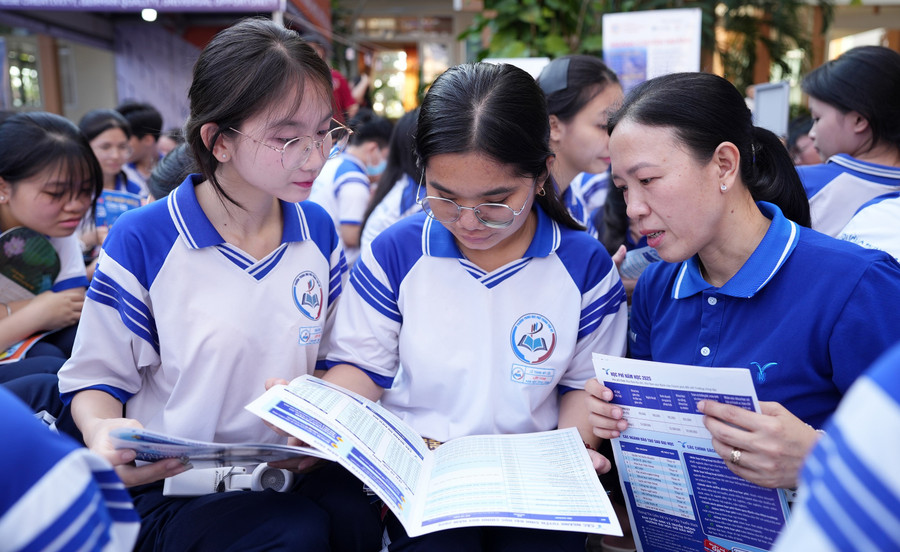 Học sinh tìm hiểu ngành tuyển sinh năm 2026. Ảnh minh họa: TDMU