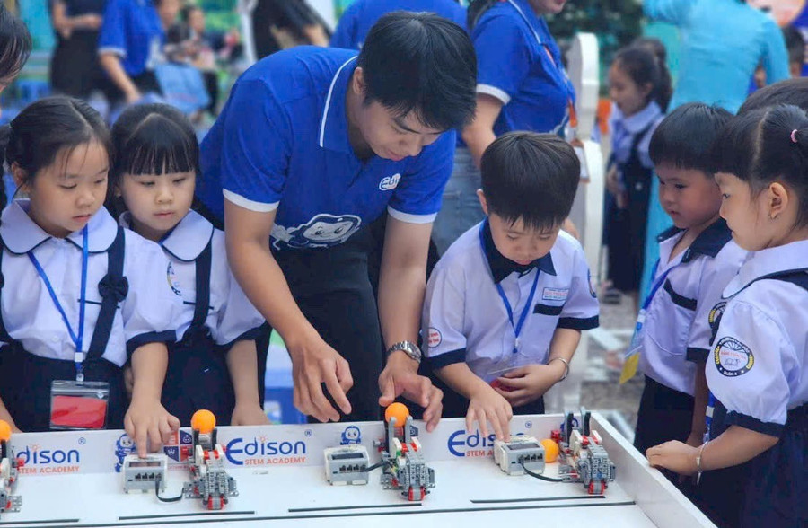 Học sinh Trường Tiểu học Đặng Trần Côn (Vĩnh Hội, TPHCM) trải nghiệm hoạt động STEM tại trường. Ảnh: TH
