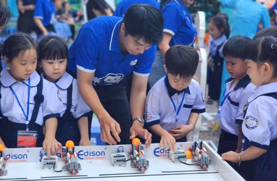 Học sinh Trường Tiểu học Đặng Trần Côn (Vĩnh Hội, TPHCM) trải nghiệm hoạt động STEM tại trường. Ảnh: TH