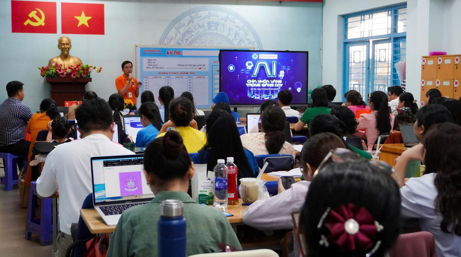 Giáo viên Trường THCS Huỳnh Văn Nghệ (An Hội Tây, TPHCM) tham gia tập huấn AI vào dịp hè 2025. Ảnh: MA phat-trien-doi-ngu-nha-giao-thoi-dai-moi-2.jpg