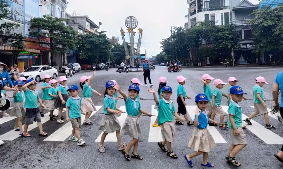 Cô và trò Trường Mầm non Hoa Ban (TP Yên Bái) luôn được nâng cao kỹ năng an toàn trong và ngoài lớp học.