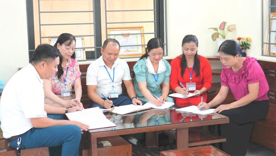 Ban giám hiệu Trường THCS Nguyễn Trãi (Tân Kỳ, Nghệ An) trao đổi chuyên môn cùng giáo viên. Ảnh: Hồ Lài