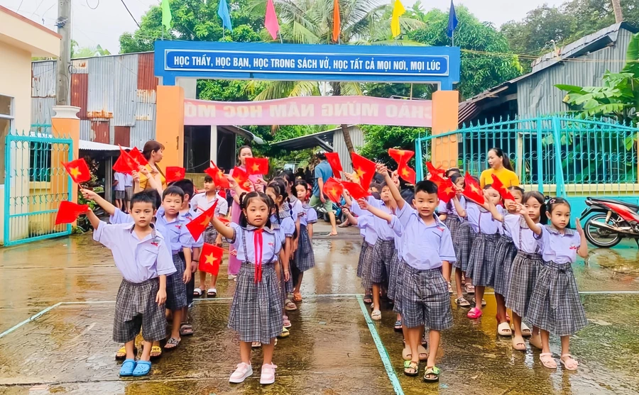 Học sinh Trường Tiểu học Trần Quốc Toản (Kiên Hải, Kiên Giang) tham dự khai giảng năm học mới. Ảnh: Thành Thật