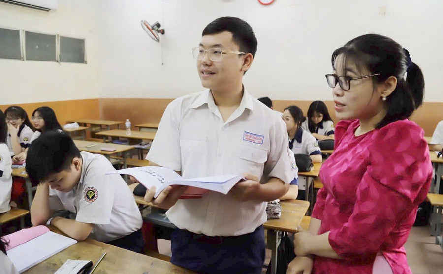 Cô trò Trường THPT Nguyễn Thái Bình (quận Tân Bình, TPHCM) ôn tập cho Kỳ thi tốt nghiệp THPT năm 2025. Ảnh: M.A het-thoi-hoc-vet-hoc-tu-2.jpg