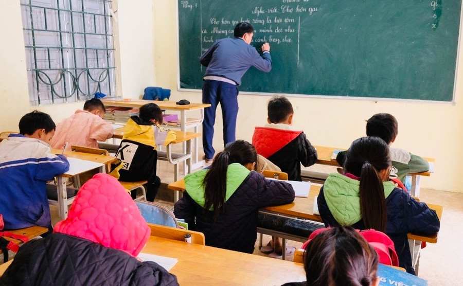 La scuola primaria di Quang Phu (quartiere di Quang Phu) continua a soffrire di carenza di insegnanti, nonostante abbia assunto 7 insegnanti aggiuntivi con contratto. nghich-ly-thua-thieu-giao-vien-2.jpg