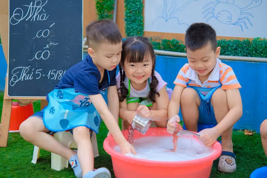 Trẻ thực hành kỹ năng rửa cốc bằng xà phòng tại Trường Mầm non Hà Trì (Hà Đông, Hà Nội). Ảnh: TG