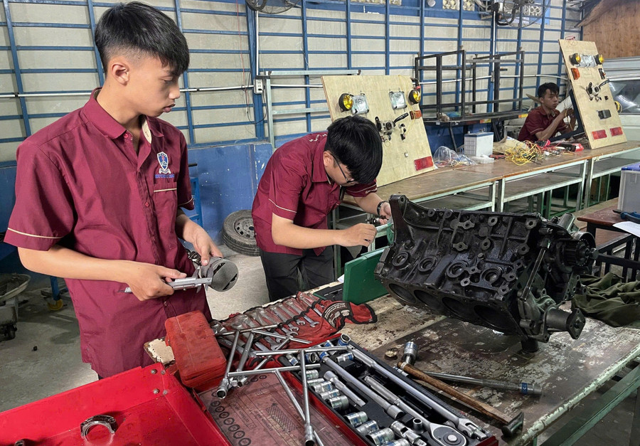 Một buổi thực hành của học viên Trường Trung cấp Nguyễn Tất Thành. 