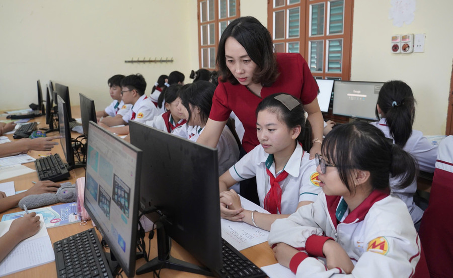 Cô Đặng Thị Huệ và học sinh Trường THCS Mộc Lỵ (Mộc Sơn, Sơn La). Ảnh: NVCC