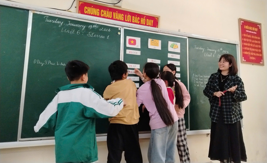 Cô Phạm Thị Thanh Hà và học trò trong giờ học. Ảnh: NVCC