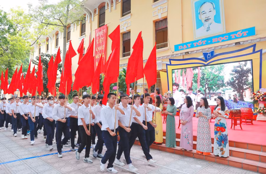 Học sinh Trường THPT Phan Đình Phùng (Hà Nội) trong ngày khai giảng năm học 2023 - 2024. Ảnh: NTCC