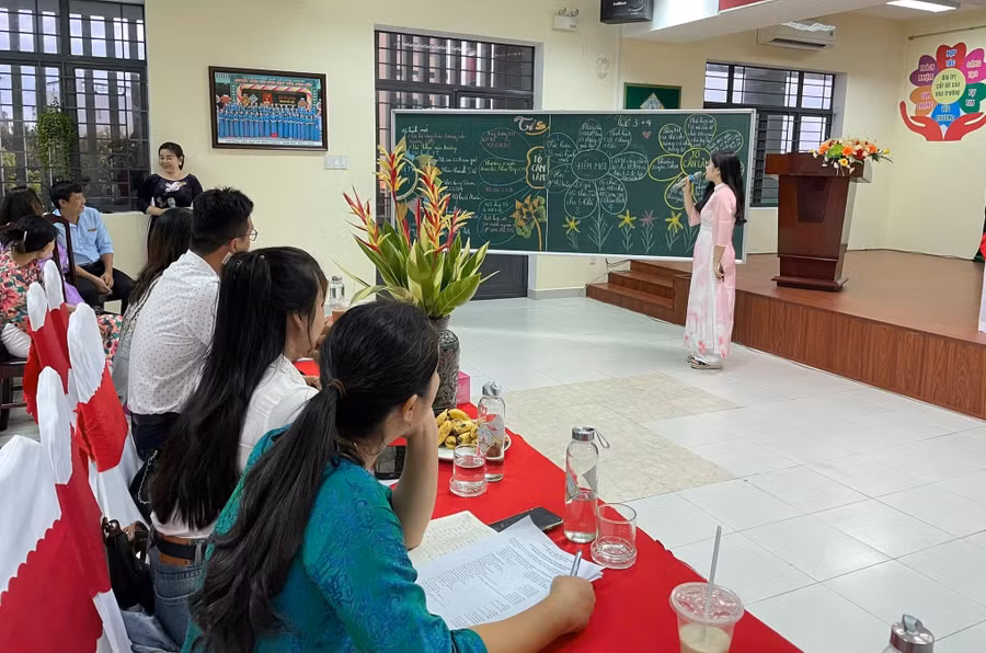 Các tổ chuyên môn của Trường Tiểu học Lê Đình Chinh trình bày mô hình mới trong chương trình Đại hội công nhân viên chức toàn trường năm học 2024 - 2025. Ảnh: NTCC