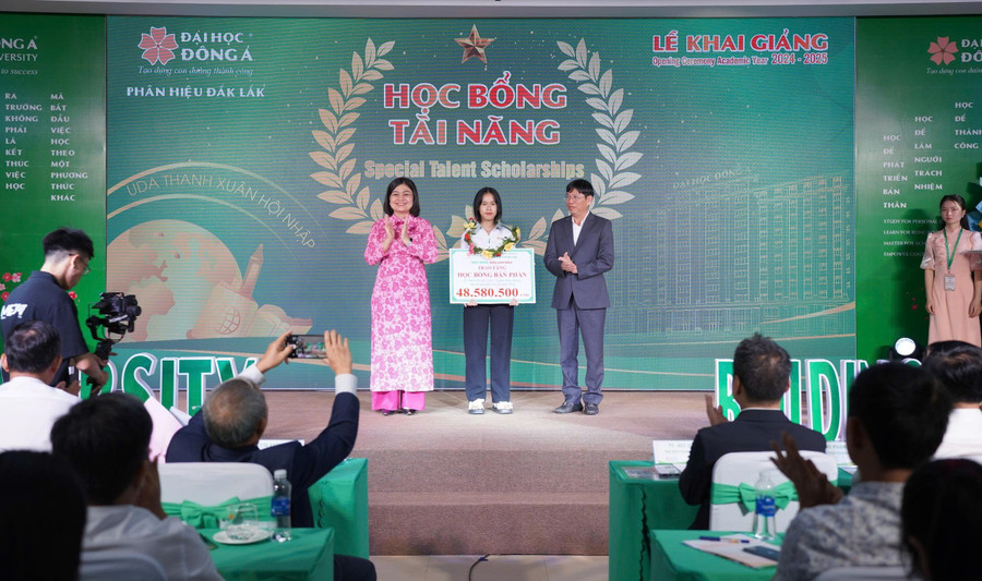 Đại diện Trường Đại học Đông Á trao quỹ học bổng Hoa Anh Đào cho sinh viên. hoc-bong-chap-canh-tri-thuc-mo-loi-tuong-lai-1.jpg