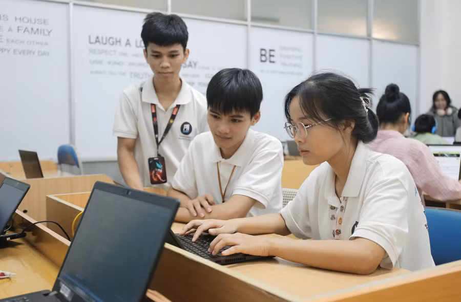 Hồ Văn Đàn (giữa) và các bạn trong lớp.