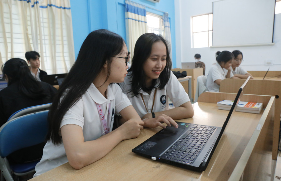 Những suất học bổng của PNV mở ra cơ hội cho sinh viên nghèo. hoc-bong-chap-canh-tri-thuc-mo-loi-tuong-lai-3.jpg