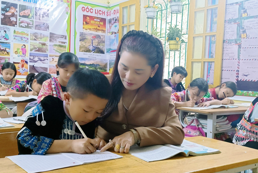 Cô Lan chăm chút từng nét chữ cho học trò.