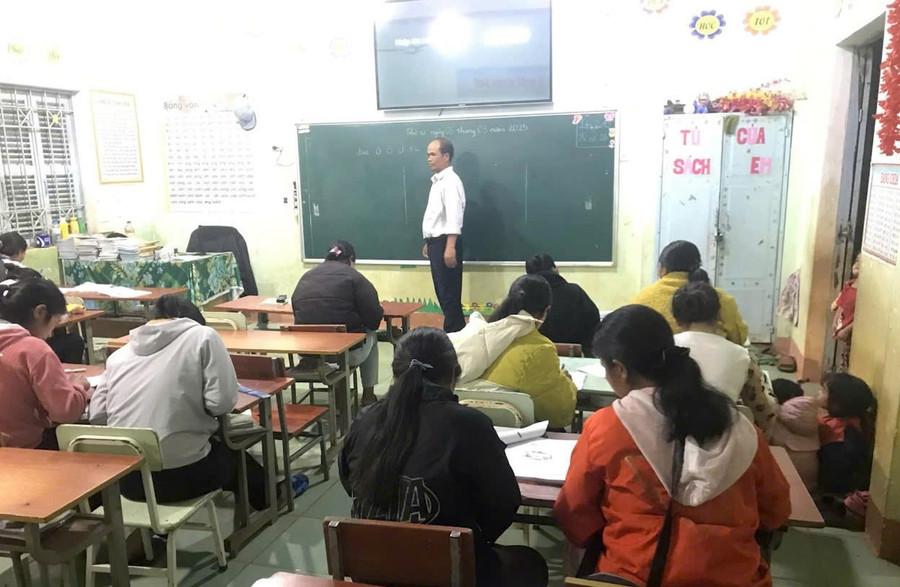 Người dân có thể ôn lại bài cũ thông qua video trước khi học nội dung mới ở lớp xóa mù chữ. xoa-mu-chu-bang-video-va-ket-noi-cong-dong3.jpg