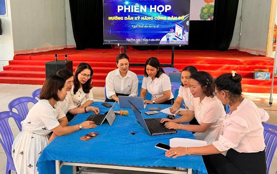Tổ biên soạn chương trình “Bình dân học vụ” thực hiện hơn 100 video bài giảng hỗ trợ cho các lớp xóa mù chữ.