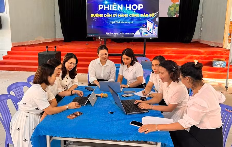 Tổ biên soạn chương trình “Bình dân học vụ” thực hiện hơn 100 video bài giảng hỗ trợ cho các lớp xóa mù chữ.