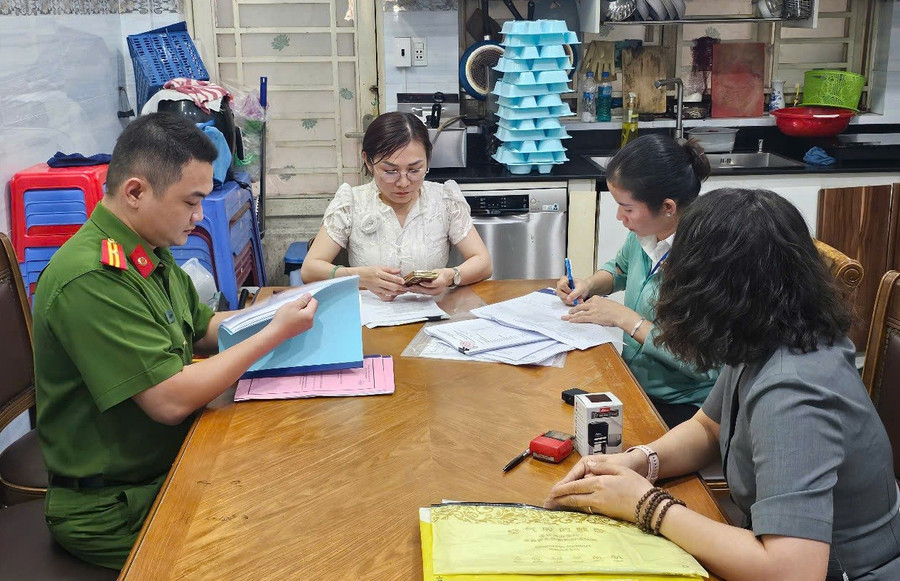 Tháng 2/2025, tổ công tác của phường Bình Hưng Hòa B, quận Bình Tân (cũ) kiểm tra đột xuất, phát hiện nhiều vi phạm tại trung tâm bồi dưỡng văn hóa trên địa bàn. Ảnh: VD du-thao-moi-ve-day-them-hoc-them-tai-tphcm-2.jpg