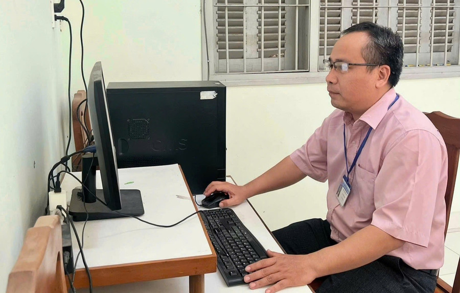 Ông Phan Trọng Hải - Phó Hiệu trưởng Trường THPT Nguyễn Huệ (Vĩnh Long) thực hiện thu thập minh chứng kiểm định chất lượng bằng phần mềm. Ảnh: NVCC