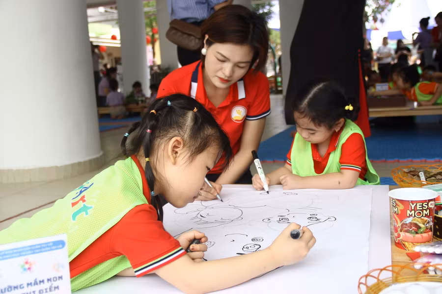 Cô - trò Trường Mầm non Đoàn Thị Điểm (Tây Hồ, Hà Nội). Ảnh: TG