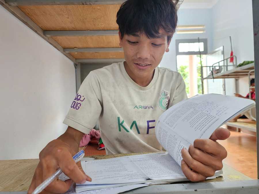 Khi các bạn tranh thủ nghỉ trưa ở khu ký túc xá, Hảng A Lỷ vẫn lấy sách vở ra ôn tập. Ảnh: Thành Tâm