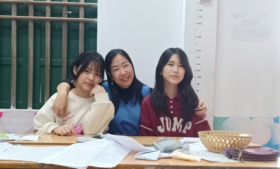 Cô Trinh (giữa) và 2 học trò: Phương Linh, Linh Nhi. Ảnh: NVCC