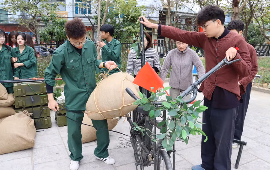 Học sinh Trường THPT chuyên Lê Quý Đôn trải nghiệm tại Bảo tàng Chiến thắng lịch sử Điện Biên Phủ.