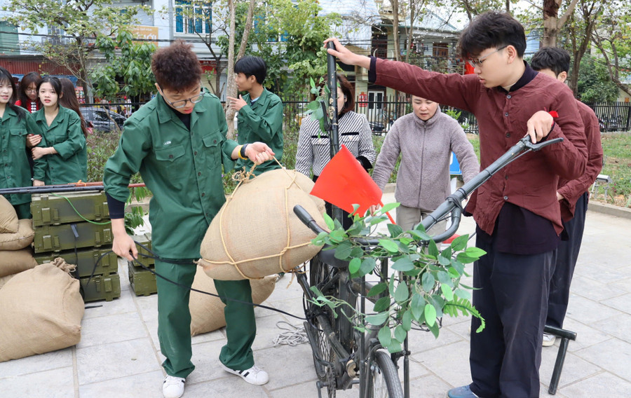 Học sinh Trường THPT chuyên Lê Quý Đôn trải nghiệm tại Bảo tàng Chiến thắng lịch sử Điện Biên Phủ.