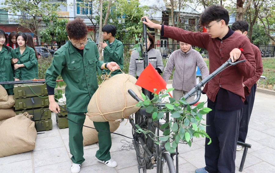 Học sinh Trường THPT chuyên Lê Quý Đôn trải nghiệm tại Bảo tàng Chiến thắng lịch sử Điện Biên Phủ.