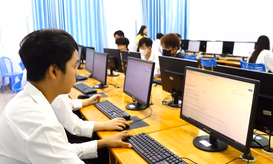 Sinh viên ở Cà Mau tham dự cuộc thi trực tuyến tìm hiểu về 80 năm Ngày Tổng tuyển cử đầu tiên bầu Quốc hội Việt Nam. Ảnh: Quách Mến