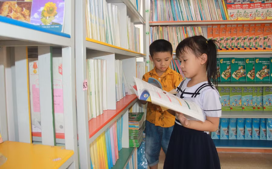 Tiết học thư viện của học sinh Trường Tiểu học Thạch Đài (phường Hà Huy Tập, Hà Tĩnh). Ảnh: Hồ Phương