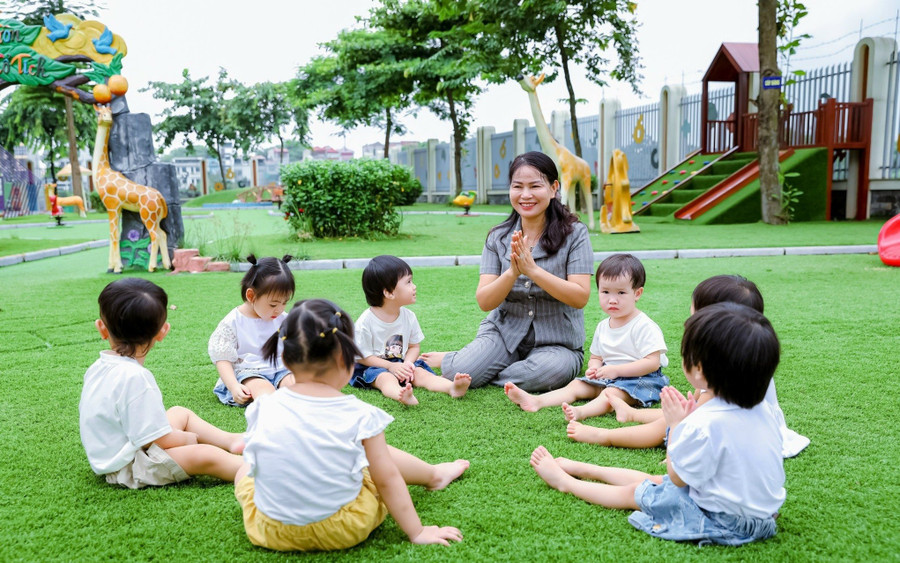 Cô trò Trường Mầm non An Khánh B (An Khánh, Hà Nội) trong một hoạt động vui chơi ngoài trời. Ảnh: TG