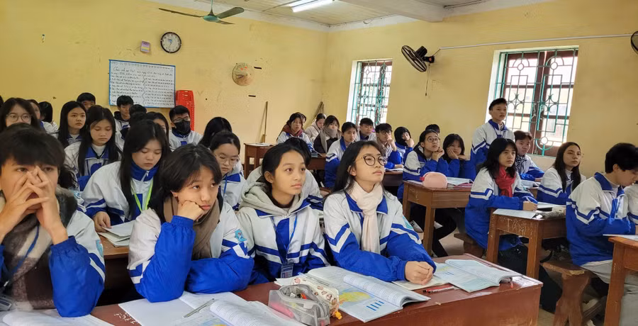 Nhiều trường tiếp tục tổ chức ôn tập cho học sinh lớp 12 với thời lượng không quá 2 tiết/lớp/môn/tuần. Ảnh: Phương Thảo