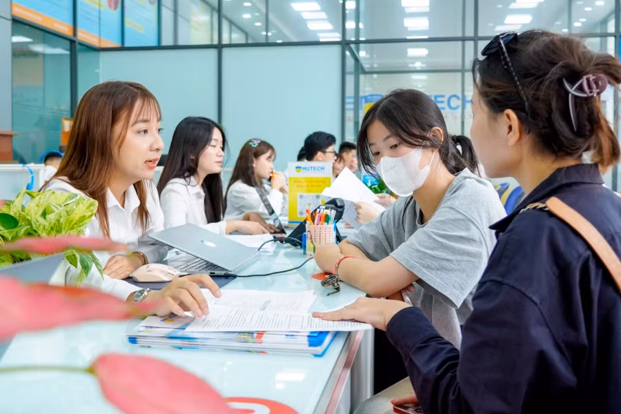 Sinh viên đăng ký nhập học tại Trường Đại học Công nghệ TPHCM. Ảnh: X. Dung