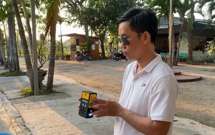 Một người mù được nhóm cho dùng thử sản phẩm. Ảnh: Phúc Uyên chiec-hop-than-ky-ho-tro-nguoi-mu-1.jpg