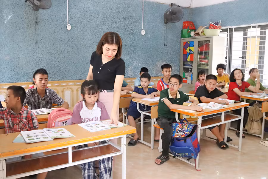 Cô Sa cùng học trò trong giờ học. Ảnh: Phạm Tâm