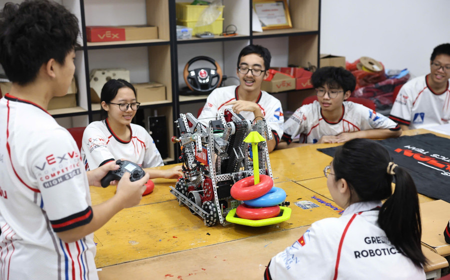 Học sinh Trường THPT chuyên Hà Nội - Amsterdam tham gia câu lạc bộ STEM và chế tạo robot.