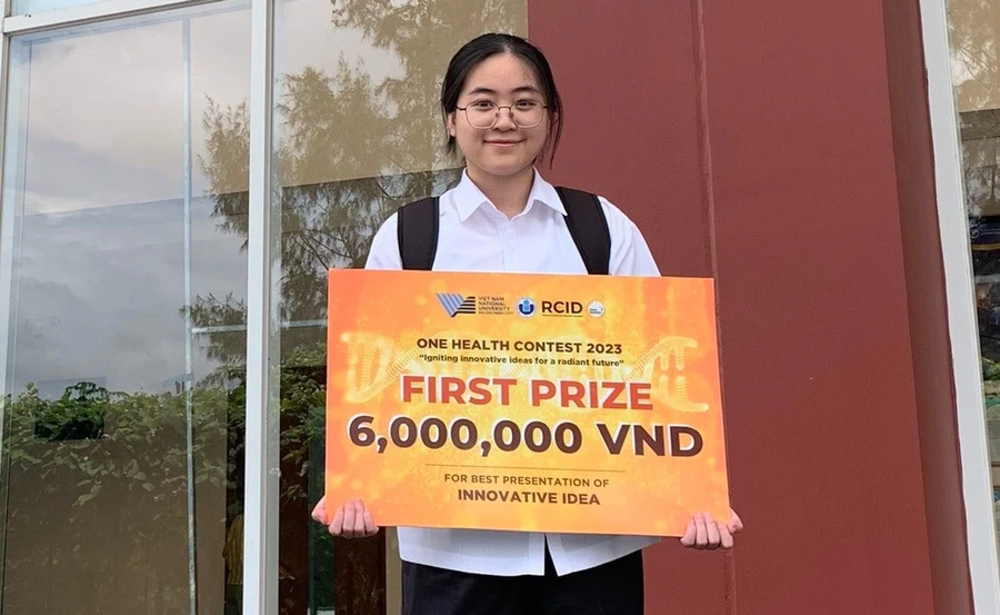 Tạ Ngọc Minh Châu đạt giải nhất cuộc thi One Health Contest năm 2023. Ảnh: NVCC