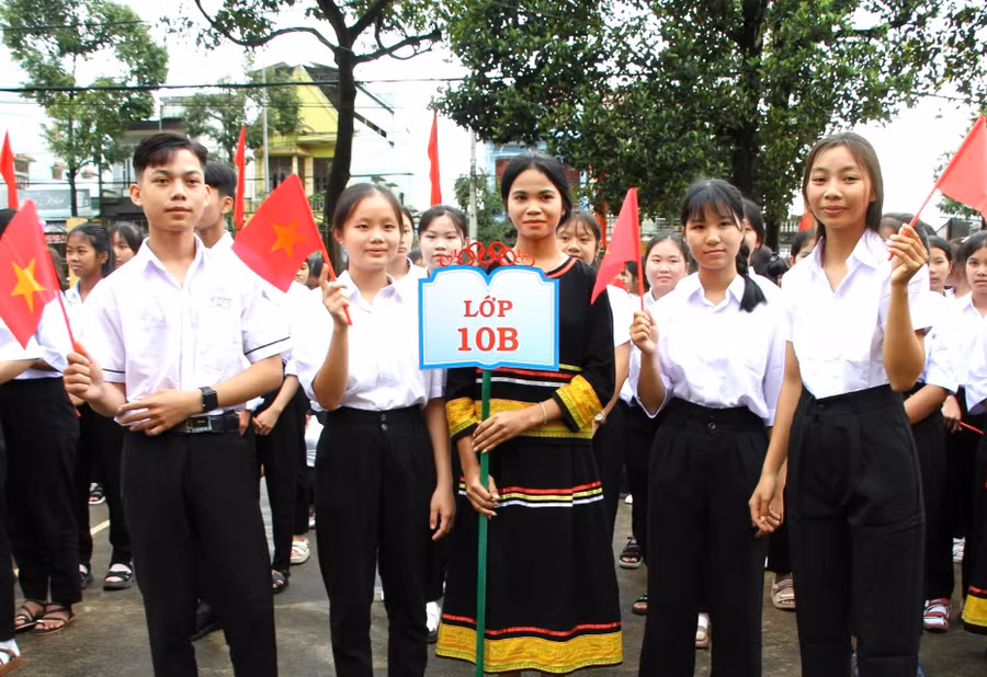 Học sinh Trường Phổ thông DTNT tỉnh Gia Lai hân hoan trong ngày khai giảng. Ảnh: Dung Nguyễn