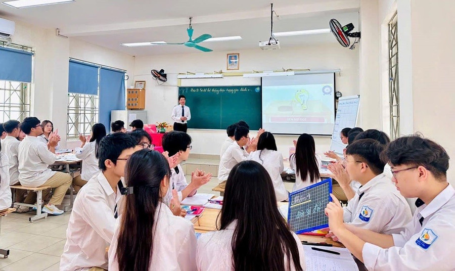 Một lớp học của Trường THPT Hoàng Cầu (Hà Nội). Ảnh: Website nhà trường som-dua-luat-nha-giao-vao-cuoc-song-3.jpg