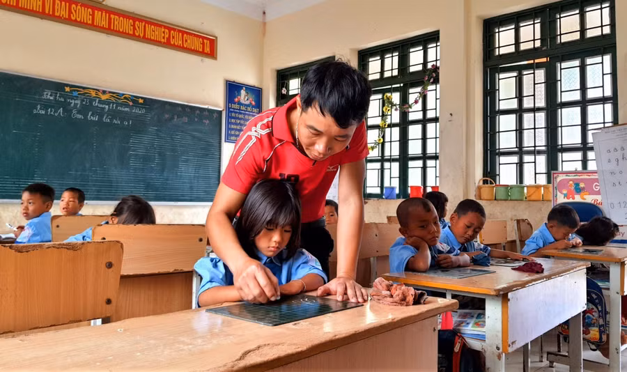 Luật Nhà giáo đã đề cập đến một số chính sách đặc thù nhằm thu hút giáo viên vùng khó. Ảnh: ITN