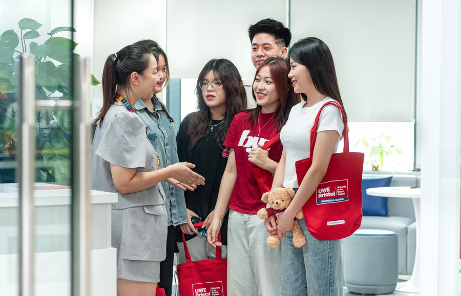 Giảng viên và sinh viên Đại Học Phenikaa (Hà Nội). Ảnh: NTCC som-dua-luat-nha-giao-vao-cuoc-song-2.jpg