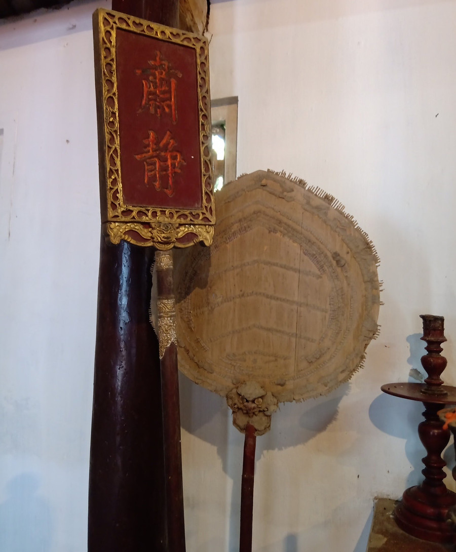 Di vật được bảo lưu tại nhà thờ họ Bùi. vi-dai-khoa-co-biet-tai-cam-quan-dep-giac-4.jpg