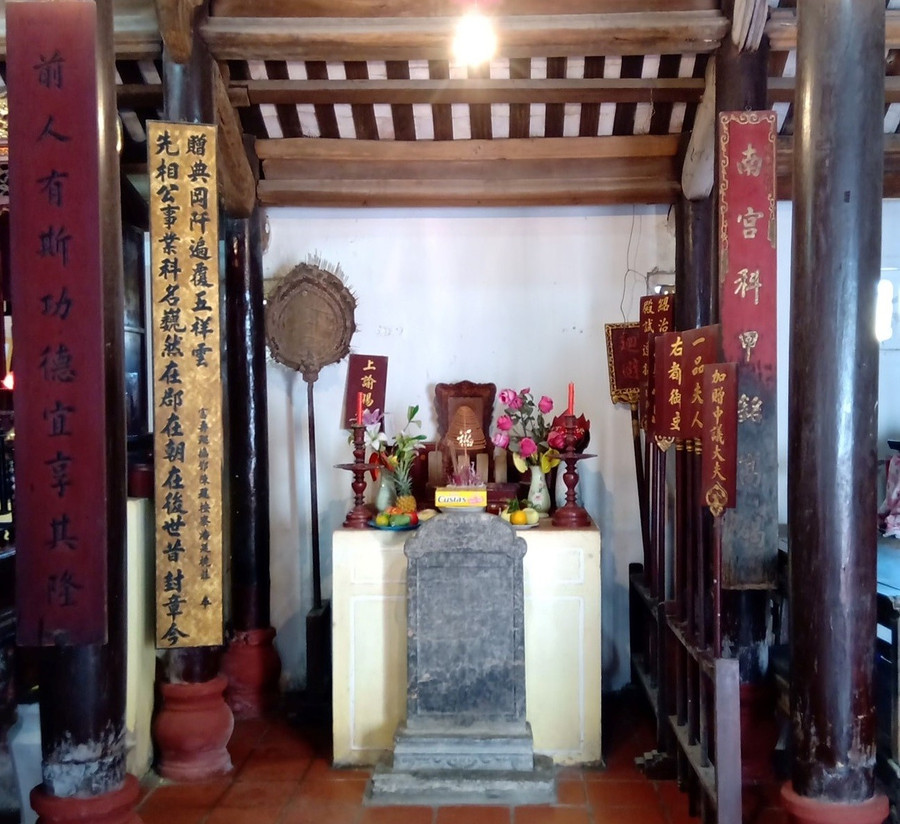 Văn bia cổ trong nhà thờ họ Bùi tại xã Liên Bạt. vi-dai-khoa-co-biet-tai-cam-quan-dep-giac-3.jpg