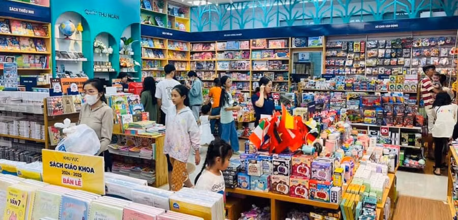 Ngoài SGK đóng sẵn theo bộ, các nhà sách cũng linh hoạt bán lẻ theo nhu cầu của học sinh. Ảnh: CTV